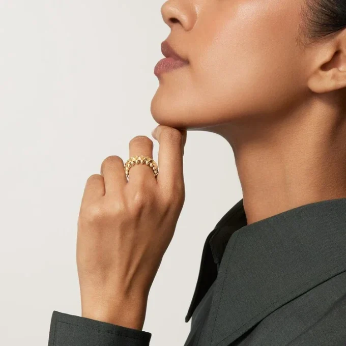 Anillo Clash De Cartier, modelo mediano