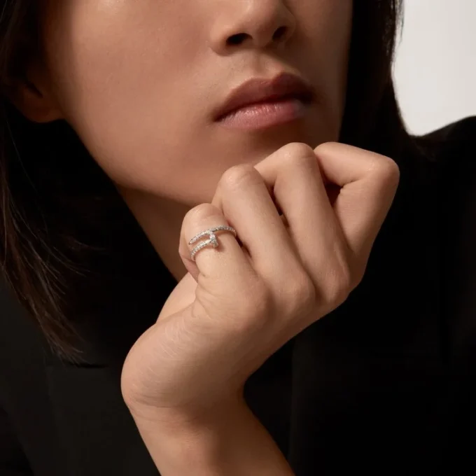 Anillo Juste Un Clou – Oro blanco, diamantes – Cartier