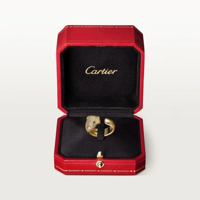 Anillo Panthere de Cartier – Oro amarillo, diamantes, esmeraldas, ónix – Cartier