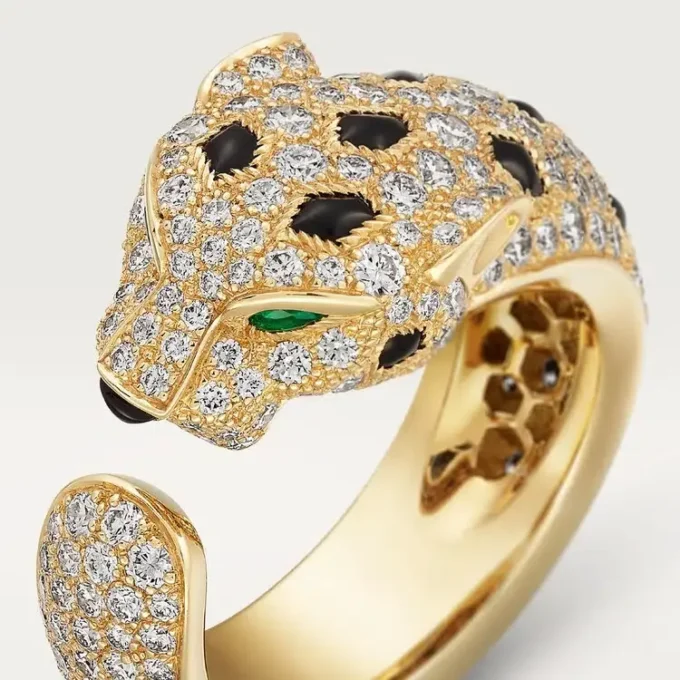 Anillo Panthere de Cartier – Oro amarillo, esmeraldas, ónix, diamantes – Cartier