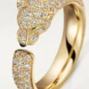 Anillo Panthere de Cartier – Oro amarillo, esmeraldas, ónix, diamantes – Cartier