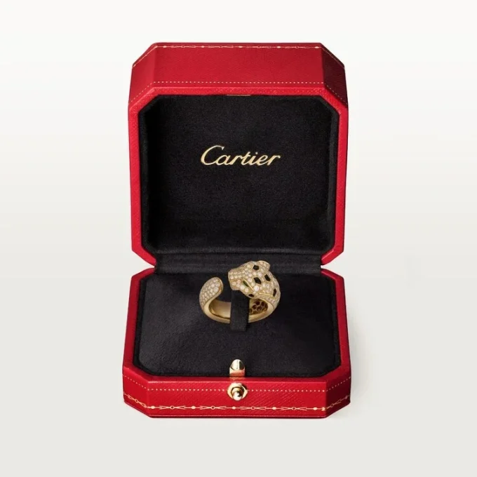 Anillo Panthere de Cartier – Oro amarillo, esmeraldas, ónix, diamantes – Cartier