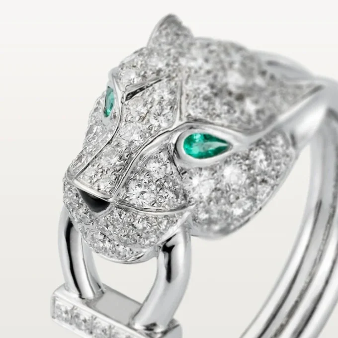 Anillo Panthere De Cartier – Oro blanco, diamantes, esmeraldas, ónix – Cartier