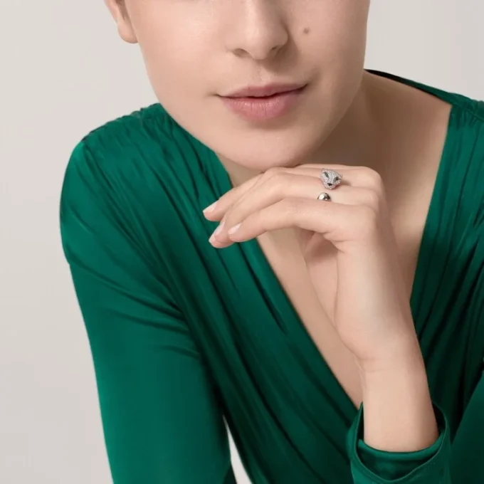 Anillo Panthere De Cartier – Oro blanco, diamantes, esmeraldas, ónix – Cartier