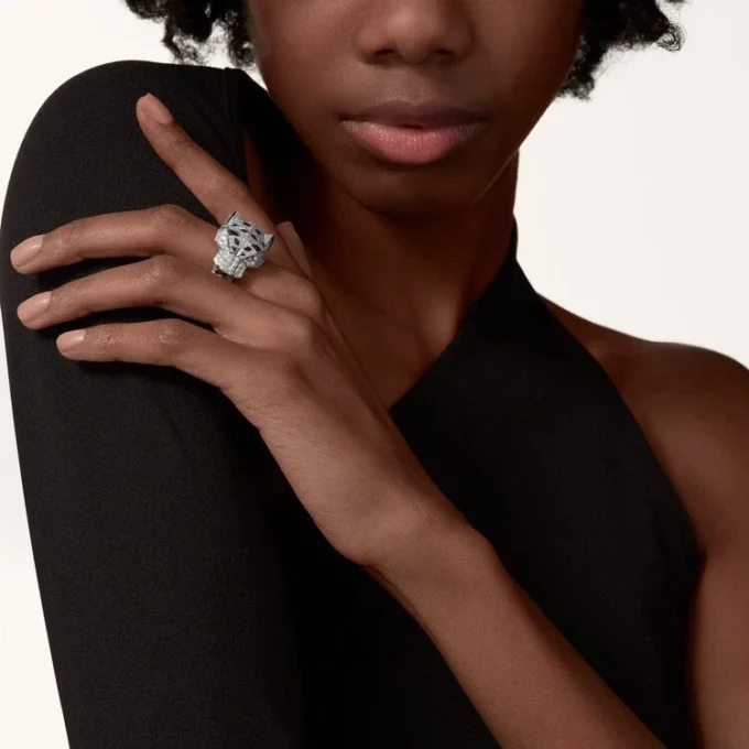 Anillo Panthere De Cartier – Oro blanco, diamantes, esmeraldas, ónix – Cartier