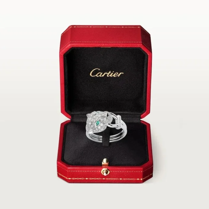 Anillo Panthere De Cartier – Oro blanco, diamantes, esmeraldas, ónix – Cartier