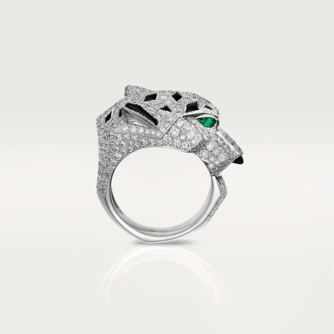 Anillo Panthere De Cartier – Oro blanco, diamantes, esmeraldas, ónix – Cartier