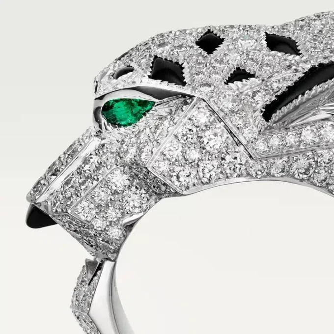 Anillo Panthere De Cartier – Oro blanco, diamantes, esmeraldas, ónix – Cartier