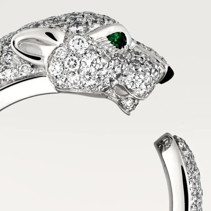 Anillo Panthere De Cartier – Oro blanco, diamantes, esmeraldas, ónix – Cartier