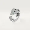 Anillo Panthere de Cartier – Oro blanco, esmeraldas, ónix, diamantes – Cartier