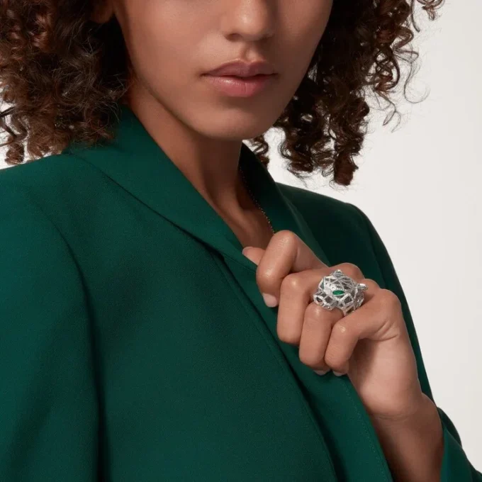 Anillo Panthere de Cartier – Oro blanco, esmeraldas, ónix, diamantes – Cartier