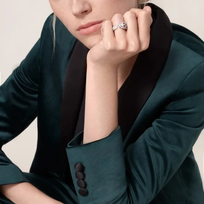 Anillo Panthere de Cartier – Oro blanco, esmeraldas, ónix, diamantes – Cartier