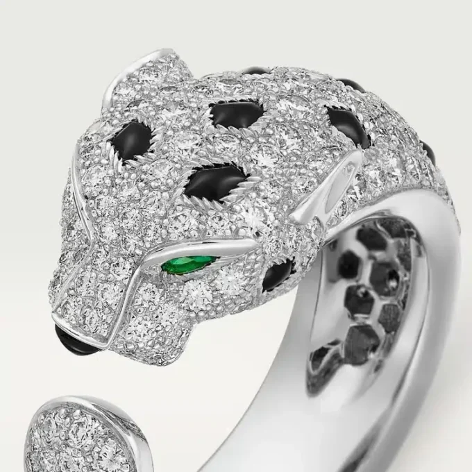 Anillo Panthere de Cartier – Oro blanco, esmeraldas, ónix, diamantes – Cartier