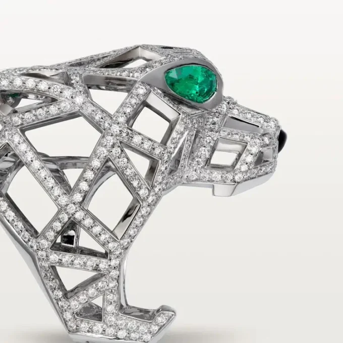 Anillo Panthere de Cartier – Oro blanco, esmeraldas, ónix, diamantes – Cartier