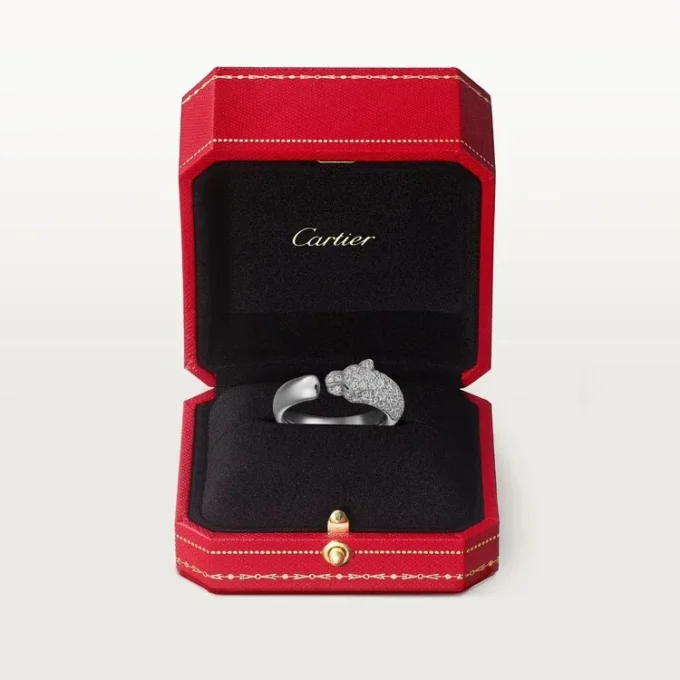 Anillo Panthere de Cartier – Oro blanco, esmeraldas, ónix, diamantes – Cartier