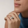Anillo Panthere De Cartier – Oro blanco, granates tsavorita, ónix – Cartier