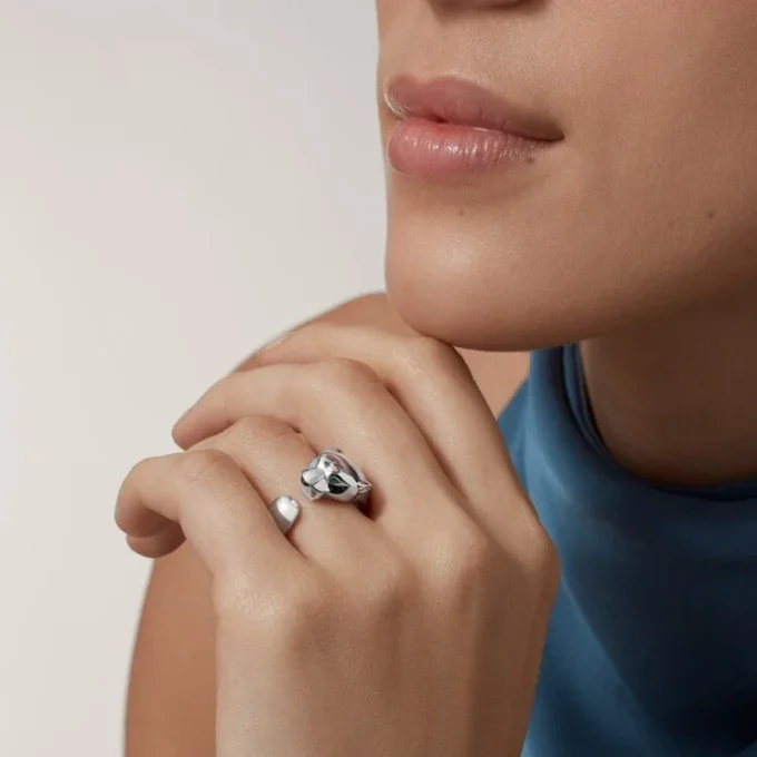 Anillo Panthere De Cartier – Oro blanco, granates tsavorita, ónix – Cartier