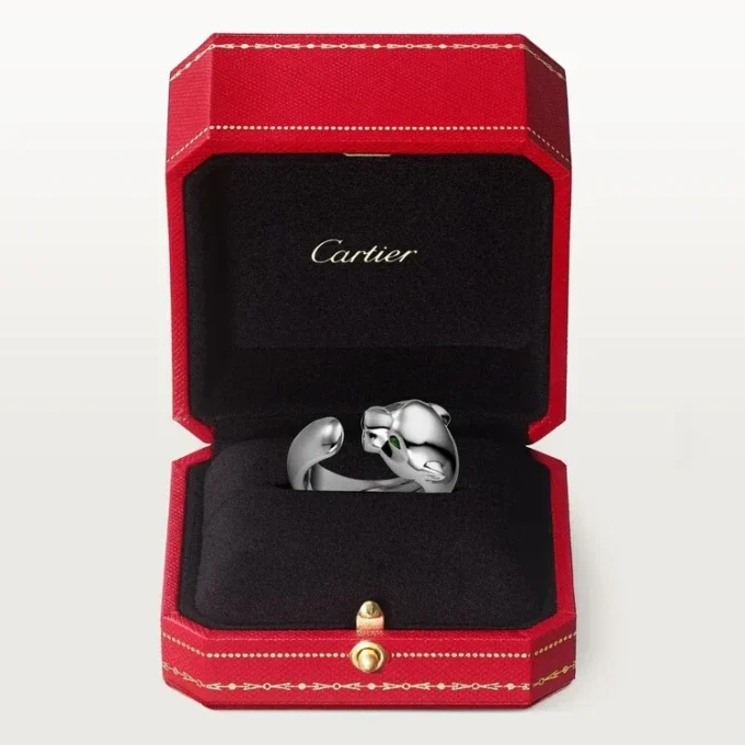 Anillo Panthere De Cartier – Oro blanco, granates tsavorita, ónix – Cartier