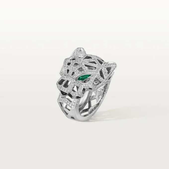 Anillo Panthere de Cartier – Oro blanco, ónix, esmeraldas, diamantes – Cartier