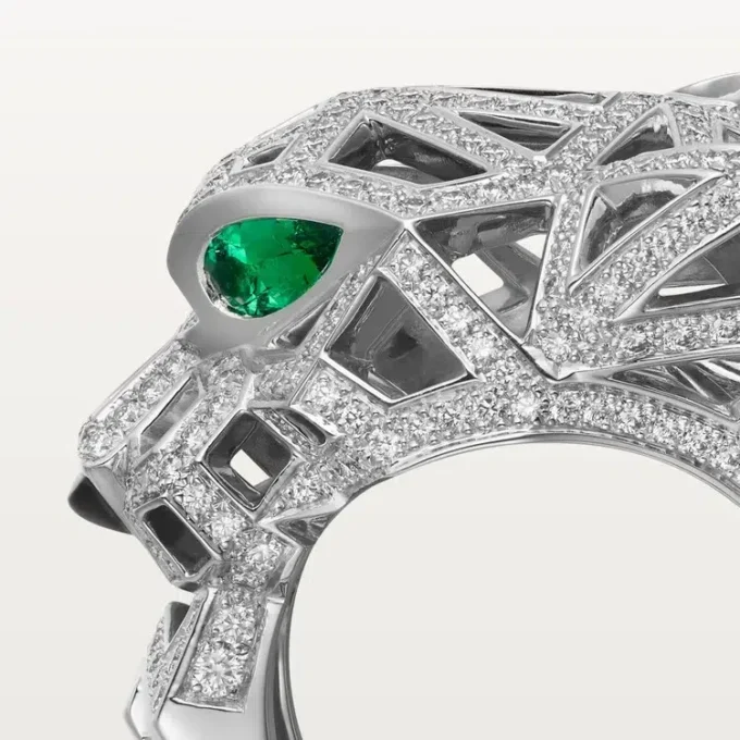 Anillo Panthere de Cartier – Oro blanco, ónix, esmeraldas, diamantes – Cartier