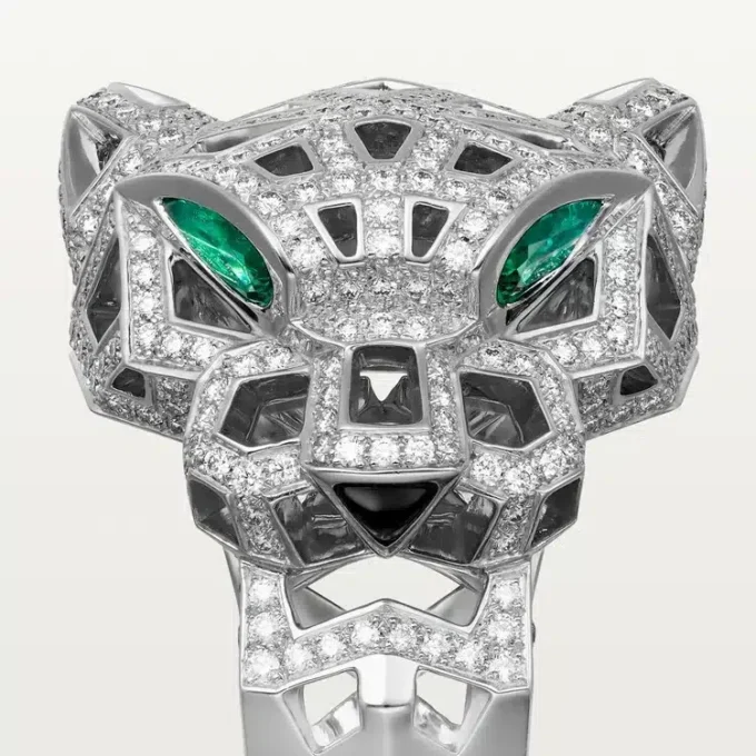 Anillo Panthere de Cartier – Oro blanco, ónix, esmeraldas, diamantes – Cartier