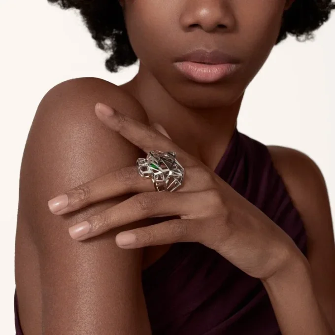 Anillo Panthere de Cartier – Oro blanco sin rodiar, granates tsavorita, ónix – Cartier