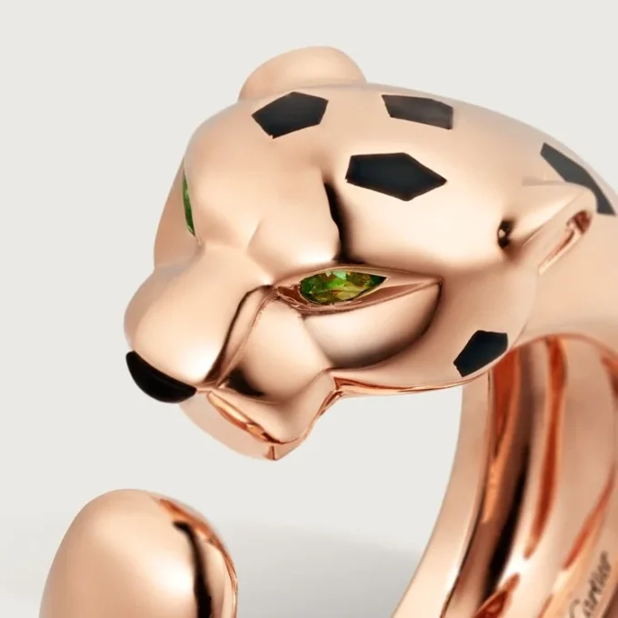 Anillo Panthere de Cartier – Oro rosa, granates tsavorita, ónix – Cartier