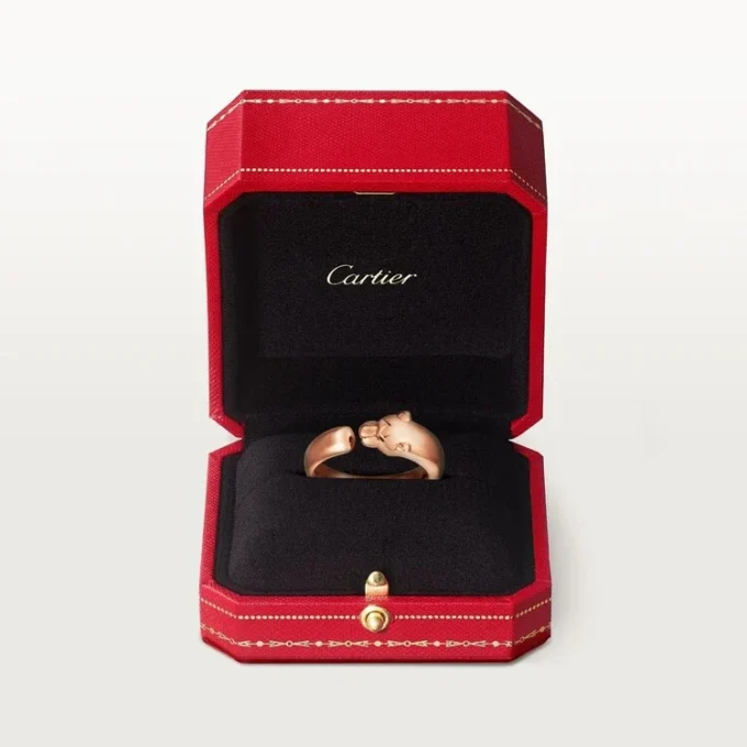 Anillo Panthere de Cartier – Oro rosa, granates tsavorita, ónix – Cartier