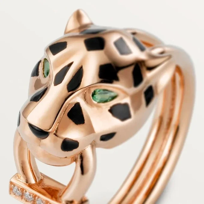 Anillo Panthere De Cartier – Oro rosa, granates tsavorita, ónix, laca negra, diamantes – Cartier