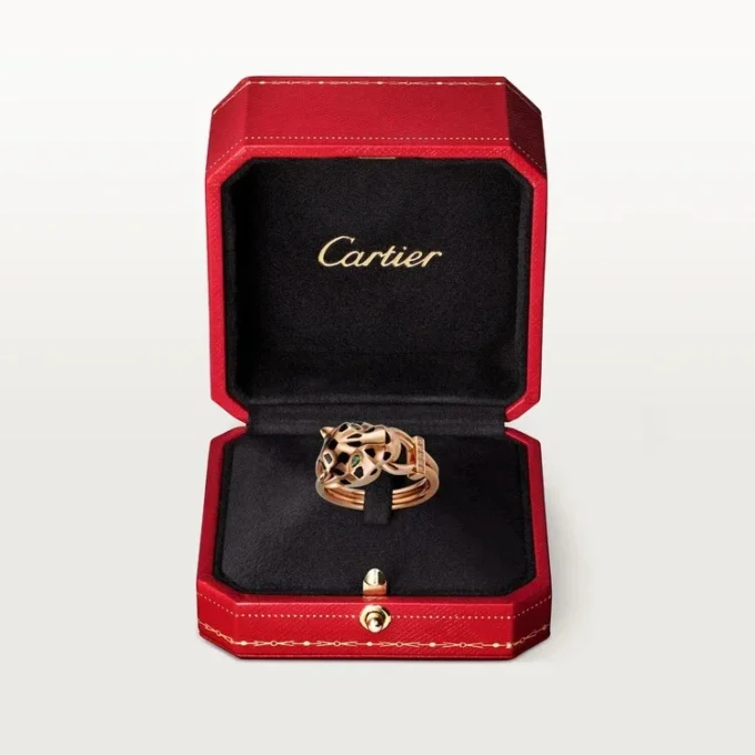 Anillo Panthere De Cartier – Oro rosa, granates tsavorita, ónix, laca negra, diamantes – Cartier
