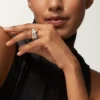 Anillo Trinity, forma cojín, modelo grande, medio pavé