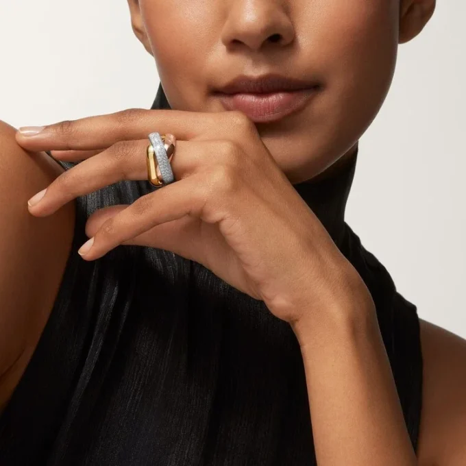 Anillo Trinity, forma cojín, modelo grande, medio pavé
