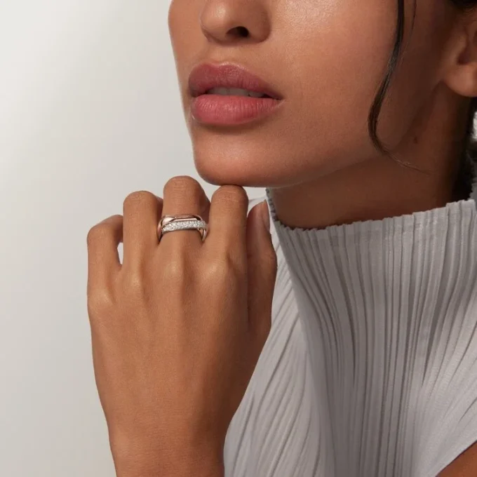 Anillo Trinity, forma cojín, modelo mediano, medio pavé