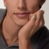 Anillo Trinity, forma cojín, modelo mediano, medio pavé