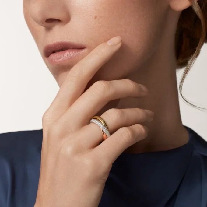 Anillo Trinity, modelo clásico, semipavé