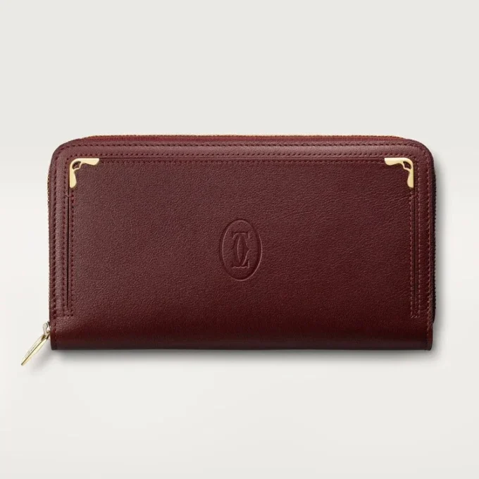 Billetera internacional con cremallera, Must De Cartier – Piel de becerro color burdeos, acabado dorado – Cartier Billetera internacional con cremallera, Must De Cartier – Piel de becerro color burdeos, acabado dorado – Cartier