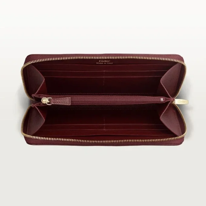 Billetera internacional con cremallera, Must De Cartier – Piel de becerro color burdeos, acabado dorado – Cartier Billetera internacional con cremallera, Must De Cartier – Piel de becerro color burdeos, acabado dorado – Cartier
