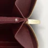 Billetera internacional con cremallera, Must De Cartier – Piel de becerro color burdeos, acabado dorado – Cartier Billetera internacional con cremallera, Must De Cartier – Piel de becerro color burdeos, acabado dorado – Cartier