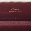Billetera internacional con cremallera, Must De Cartier – Piel de becerro color burdeos, acabado dorado – Cartier Billetera internacional con cremallera, Must De Cartier – Piel de becerro color burdeos, acabado dorado – Cartier