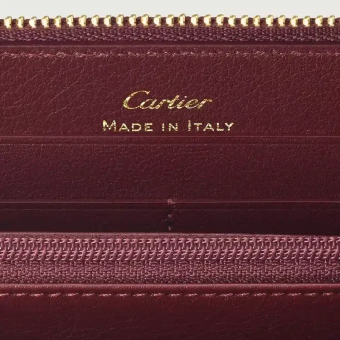 Billetera internacional con cremallera, Must De Cartier – Piel de becerro color burdeos, acabado dorado – Cartier Billetera internacional con cremallera, Must De Cartier – Piel de becerro color burdeos, acabado dorado – Cartier