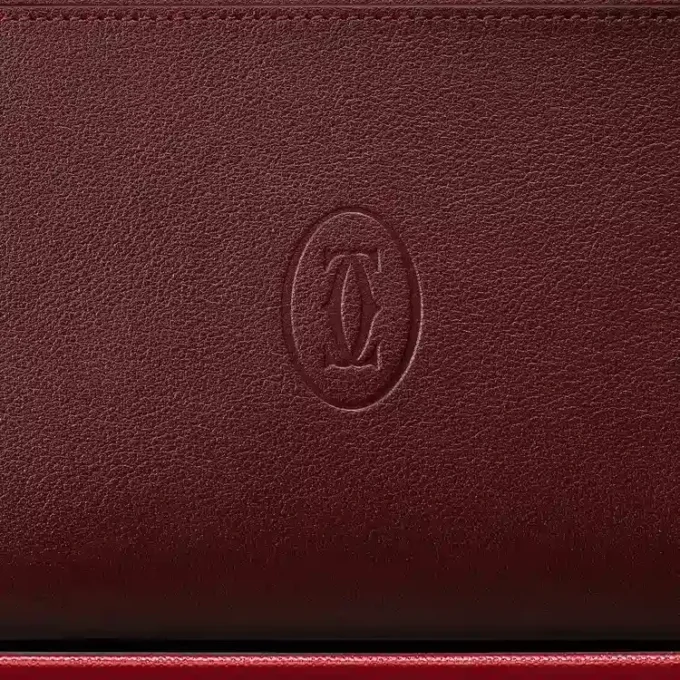 Billetera internacional con cremallera, Must De Cartier – Piel de becerro color burdeos, acabado dorado – Cartier Billetera internacional con cremallera, Must De Cartier – Piel de becerro color burdeos, acabado dorado – Cartier