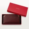 Billetera internacional con cremallera, Must De Cartier – Piel de becerro color burdeos, acabado dorado – Cartier Billetera internacional con cremallera, Must De Cartier – Piel de becerro color burdeos, acabado dorado – Cartier