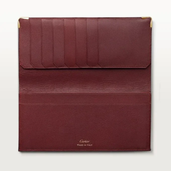 Billetera internacional con fuelles, Must de Cartier – Piel de becerro color burdeos, acabado dorado – Cartier Billetera internacional con fuelles, Must de Cartier – Piel de becerro color burdeos, acabado dorado – Cartier