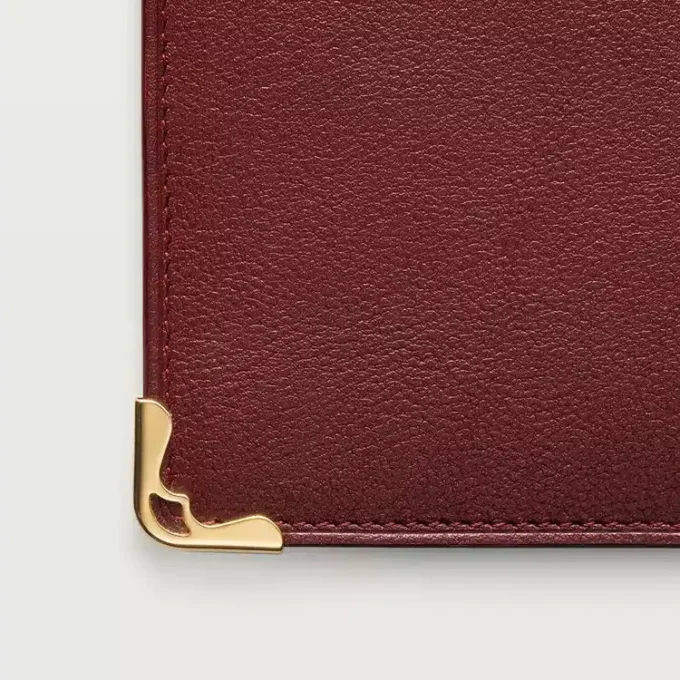 Billetera internacional con fuelles, Must de Cartier – Piel de becerro color burdeos, acabado dorado – Cartier Billetera internacional con fuelles, Must de Cartier – Piel de becerro color burdeos, acabado dorado – Cartier