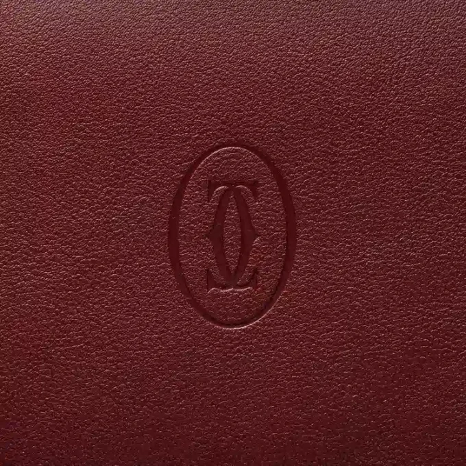 Billetera internacional con fuelles, Must de Cartier – Piel de becerro color burdeos, acabado dorado – Cartier Billetera internacional con fuelles, Must de Cartier – Piel de becerro color burdeos, acabado dorado – Cartier