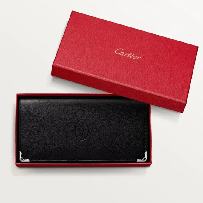 Billetera internacional con fuelles, Must de Cartier – Piel de becerro negra, acabado en acero inoxidable – Cartier Billetera internacional con fuelles, Must de Cartier – Piel de becerro negra, acabado en acero inoxidable – Cartier
