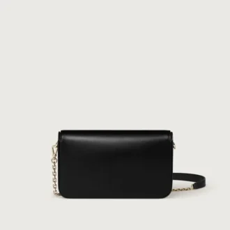Bolso de cadena mini, Double C de Cartier – Piel de becerro negra, acabado en esmalte dorado y negro – Cartier