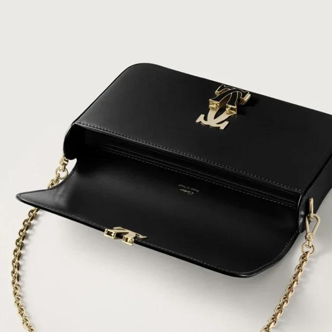 Bolso de cadena mini, Double C de Cartier – Piel de becerro negra, acabado en esmalte dorado y negro – Cartier Bolso de cadena mini, Double C de Cartier – Piel de becerro negra, acabado en esmalte dorado y negro – Cartier