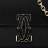 Bolso de cadena mini, Double C de Cartier – Piel de becerro negra, acabado en esmalte dorado y negro – Cartier Bolso de cadena mini, Double C de Cartier – Piel de becerro negra, acabado en esmalte dorado y negro – Cartier