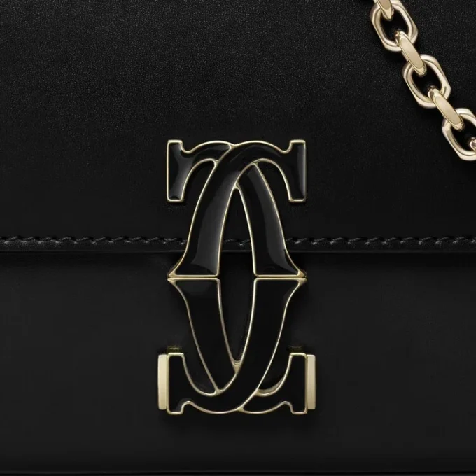 Bolso de cadena mini, Double C de Cartier – Piel de becerro negra, acabado en esmalte dorado y negro – Cartier Bolso de cadena mini, Double C de Cartier – Piel de becerro negra, acabado en esmalte dorado y negro – Cartier